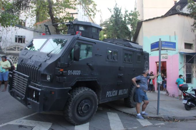 Ein Polizeifahrzeug steht auf einer Strasse. Beim Kampf zwischen Drogenbanden um die Vorherrschaft über einen Favela-Komplex in der brasilianischen Metropole Rio de Janeiro ist es erneut zu heftigen Schiessereien gekommen. Drogenkrieg in Rio de Janeiro