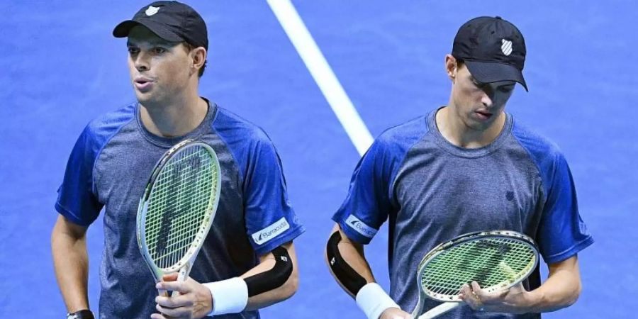 Bob (l) und Mike Bryan beenden ihre Doppel-Karriere. Foto: Facundo Arrizabalaga/EPA/dpa