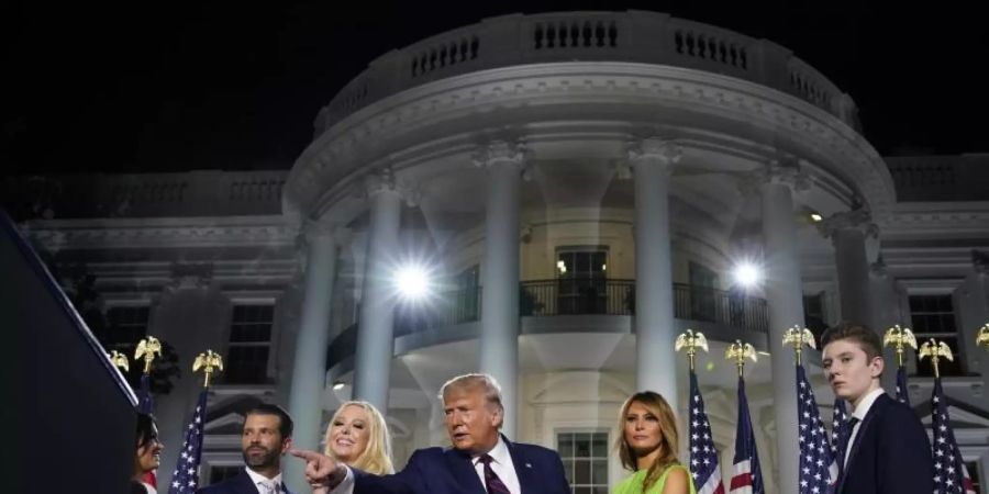 Familie Trump auf dem Südrasen des Weissen Hauses zum Abschluss der viertägigen Parteitages der Republikaner. Foto: Evan Vucci/AP/dpa
