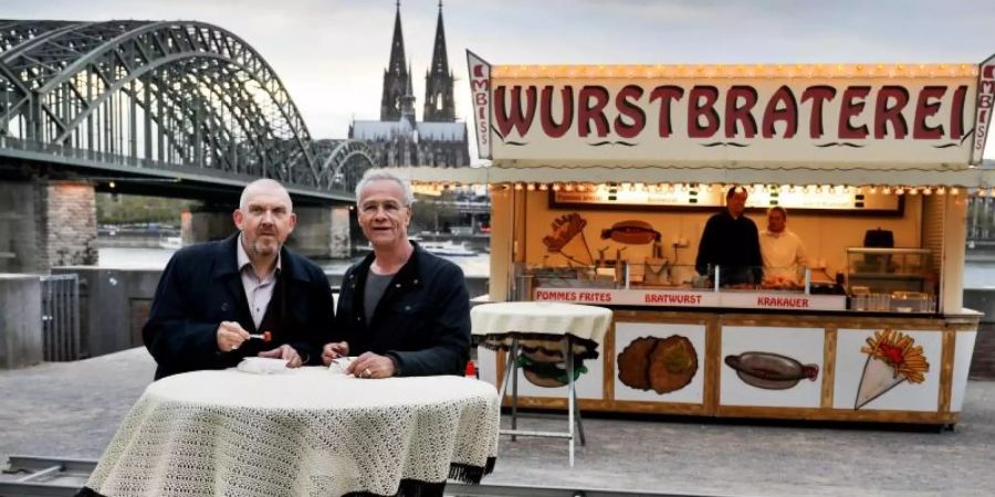 Nur einmal noch werden sich die «Tatort»-Kommissare Max Ballauf (r, Klaus J. Behrendt) und Freddy Schenk (l, Dietmar Bär) an der «Wurstbraterei» treffen. Und dann?. Foto: picture alliance / Oliver Berg/dpa