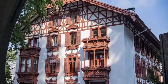 Eine Ansicht des neu renovierten Schweizerhaus anlaesslich der Wiedereroeffnung des Schweizerhaus mit seinen Wunderkammern beim Gletschergarten in Luzern am Freitag, 11. September 2020. (KEYSTONE/Urs Flueeler).