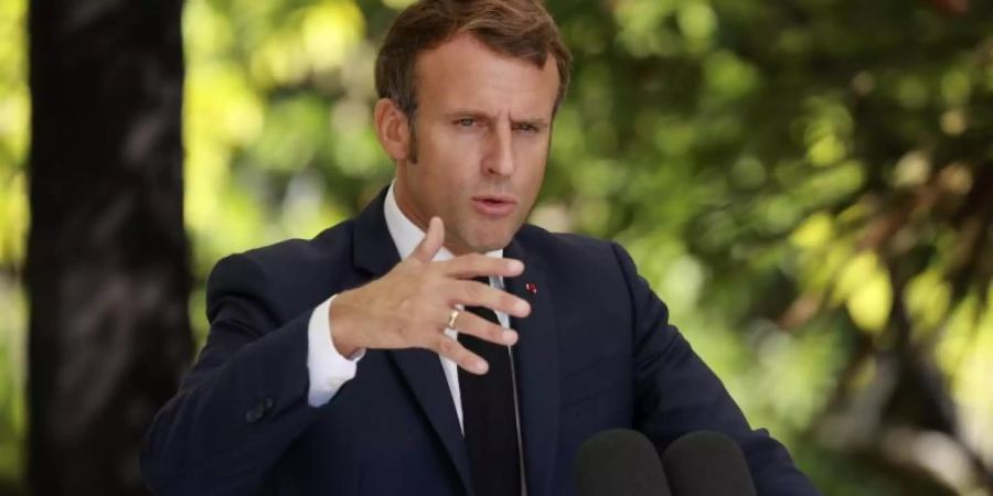 Frankreichs Präsident Emmanuel Macron äussert sich bei einer Pressekonferenz in Ajaccio auf Korsika. Foto: Ludovic Marin/POOL AFP/AP/dpa