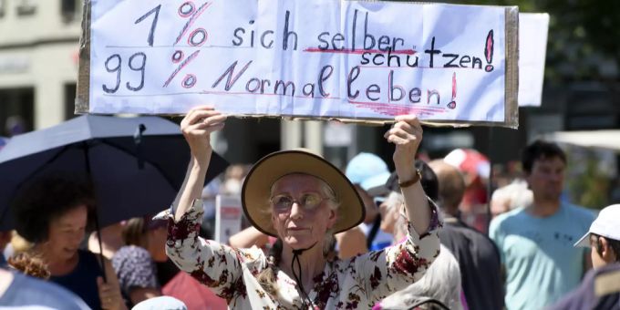 Corona-Skeptiker demonstrieren auf dem Bundesplatz in Bern.