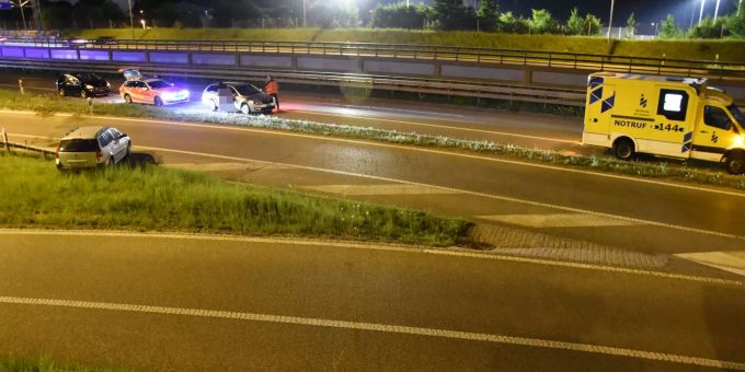 Bei Überholmanöver Auto touchiert. Bei Überholmanöver Auto touchiert