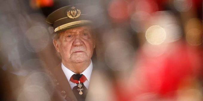 Juan Carlos, damals König von Spanien, nimmt an einer Militärveranstaltung in San Lorenzo de El Escorial teil. spanien könig juan carlos