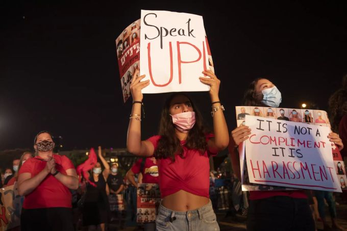 Hunderte von Israelis protestieren am Sonntag, 23. August 2020, in Tel Aviv, Israel, nachdem eine Gruppe von Männern letzte Woche ein 16-jähriges israelisches Mädchen vergewaltigt hatte. isreal demonstration