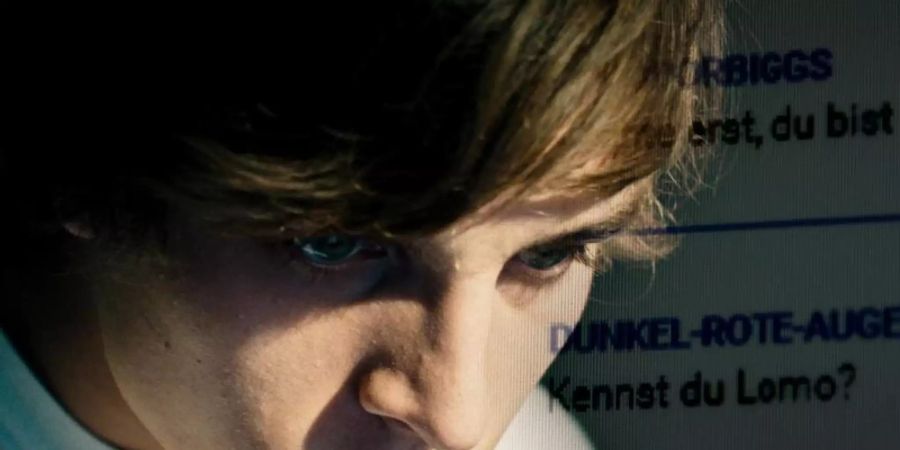 Jonas Dassler als Karl in einer Szene des Films "LOMO - The Language of many others". Foto: Michal Grabowsky/ARD/rbb/Flare Film/dpa