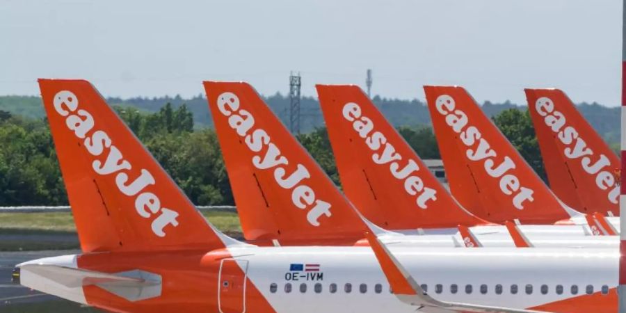 Nach tiefroten Zahlen in der Corona-Krise fährt der britische Billigflieger Easyjet sein Flugangebot stärker hoch als bisher geplant. Foto: Soeren Stache/dpa-Zentralbild/dpa