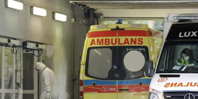 Ein Mann mit Schutzkleidung geht in Warschau in ein auf Corona-Fälle spezialisiertes Krankenhaus. Foto: Czarek Sokolowski/AP/dpa Ein Mann mit Schutzkleidung geht in Warschau in ein auf Corona-Fälle spezialisiertes Krankenhaus. Foto: Czarek Sokolowski/AP/dpa
