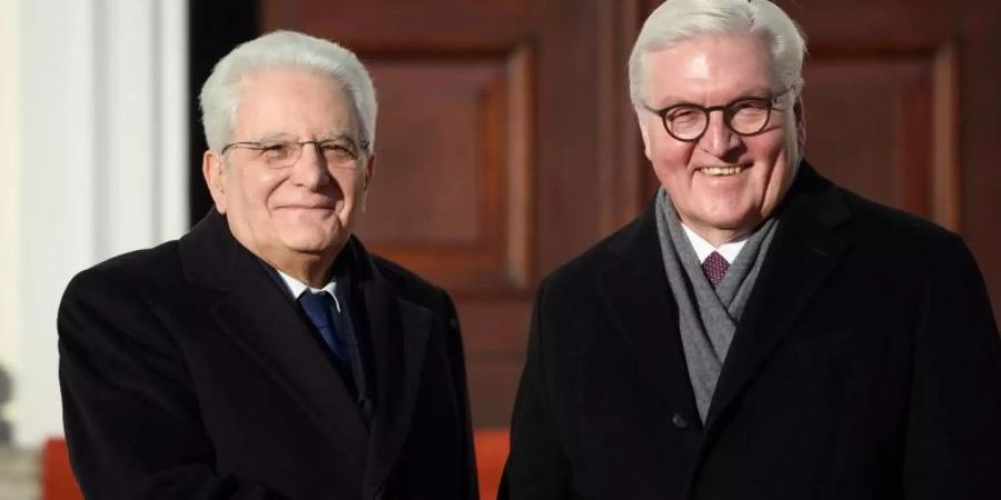 Bundespräsident Frank-Walter Steinmeier (r) trifft auf Italiens Präsident Sergio Mattarella. Foto: Gregor Fischer/dpa/Archiv