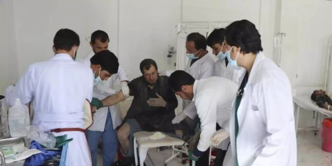 Ärzte behandeln einen Mann nach dem Anschlag in der Provinz Ghor. Foto: AP/dpa Ärzte behandeln einen Mann nach dem Anschlag in der Provinz Ghor. Foto: AP/dpa