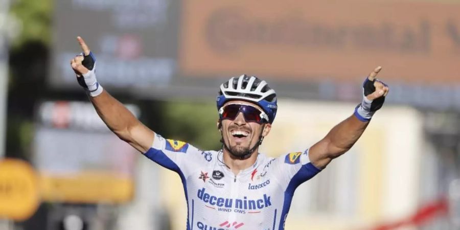 Julian Alaphilippe setzte sich auf der 2. Etappe nur ganz knapp vor dem Schweizer Marc Hirschi durch. Foto: Pool Tour De France/BELGA/dpa