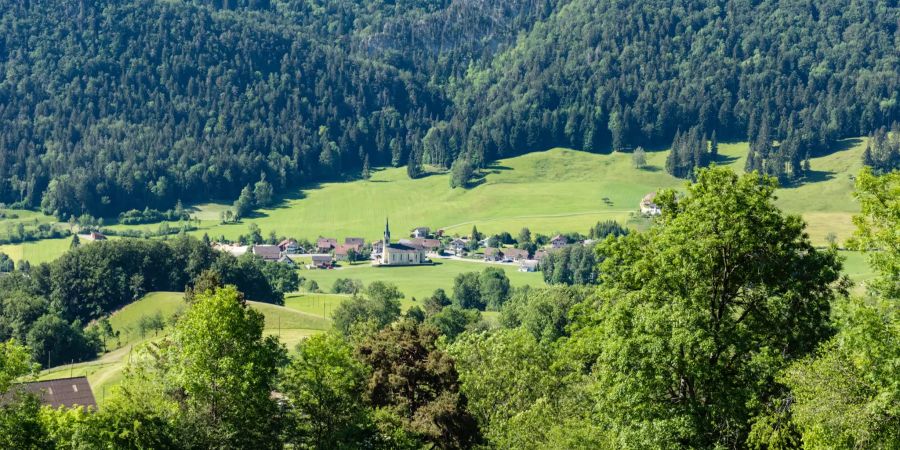 Das Dorf Ramiswil, gesehen vom Passwang aus.