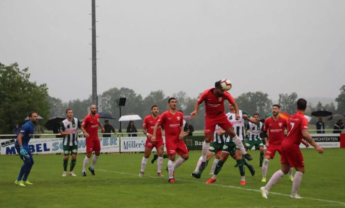 Der FC Lachen/Altendorf kann den Ball klären. FCLA