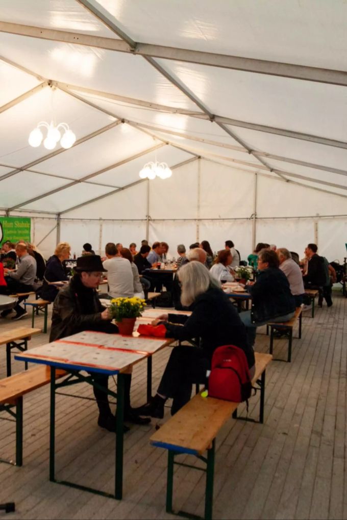 Trotz schlechtem Wetter ist das Travolta Food Fest in Kloten gut besucht. Street Food Tavolata Kloten