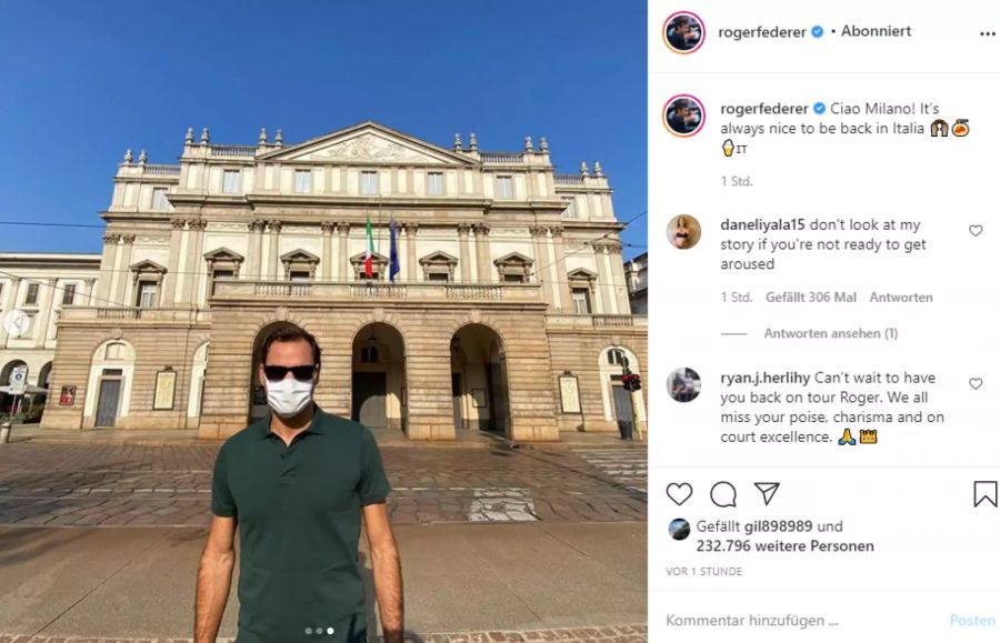 Roger Federer geniesst die Mailänder Sonne mit Maske und Sonnenbrille.