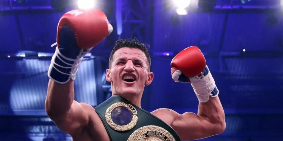 Robin Krasniqi wurde durch einen überraschenden K.o.-Sieg zum IBO-Weltmeister sowie Interims-Champion der WBA im Halbschwergewicht. Foto: Ronny Hartmann/dpa-Zentralbild/dpa