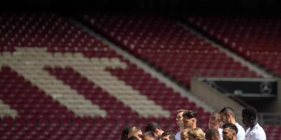 Dem VfB Stuttgart dohrt ein Heimspiel vor leeren Tribünen. Foto: Marijan Murat/dpa