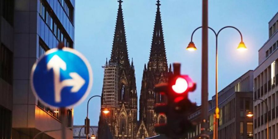 Köln hat die wichtige Warnstufe von 50 Neuinfektionen pro 100.000 Einwohner in sieben Tagen überschritten. Foto: Oliver Berg/dpa
