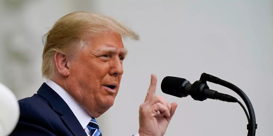 Donald Trump, Präsident der USA, steht auf dem Balkon des Weissen Hauses und spricht zu seinen Unterstützern, die sich auf dem Südrasen versammelt haben. Foto: Alex Brandon/AP/dpa
