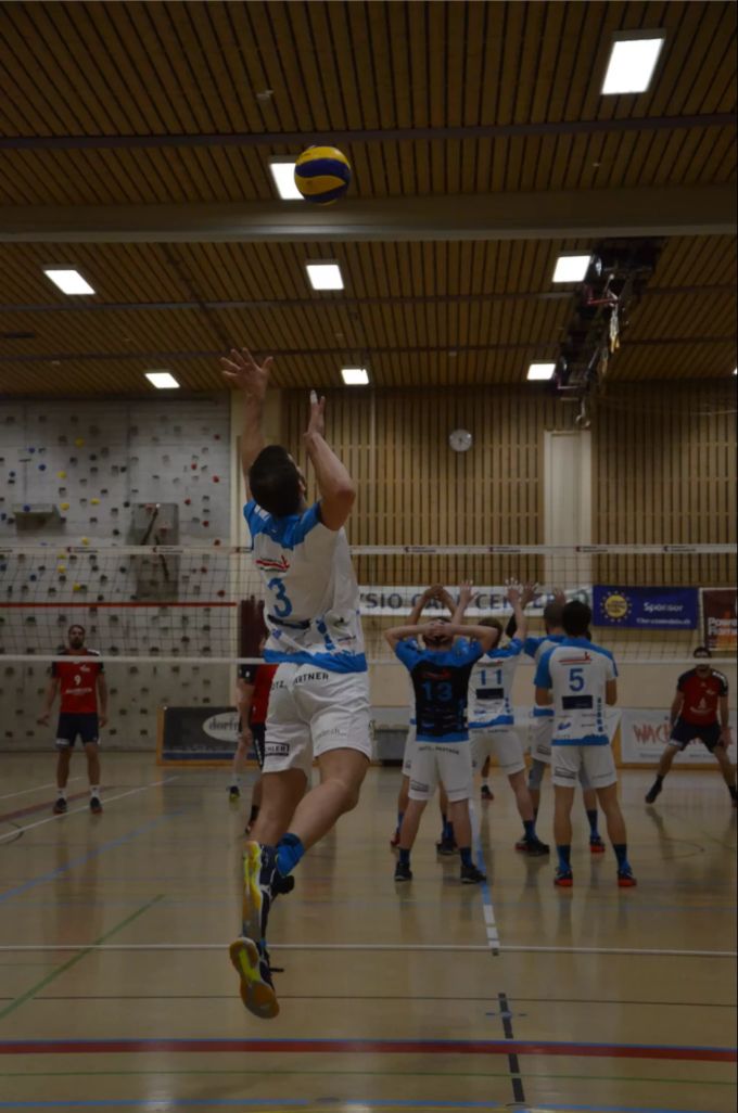 Raphael Kälin beim Aufschlag für den VBC Einsiedeln. VBC Einsiedeln