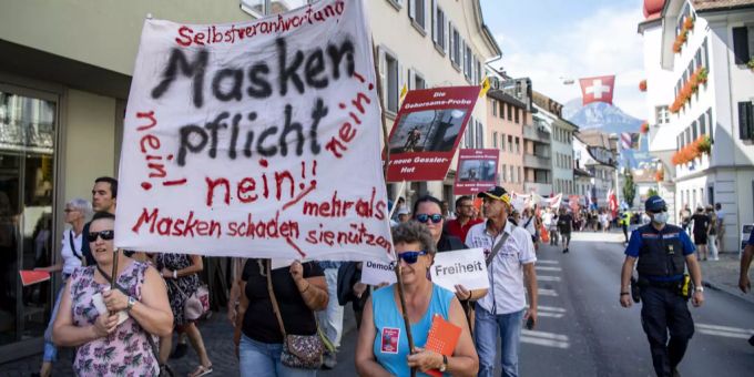 Menschen demonstrieren in Altdorf UR gegen die Maskenpflicht. Coronavirus
