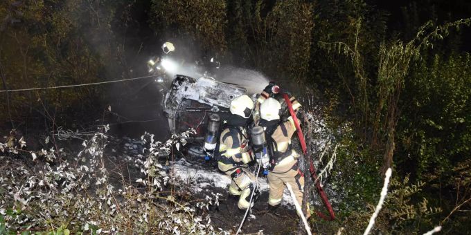 Das Auto brannte komplett aus. Rapperswil Jona