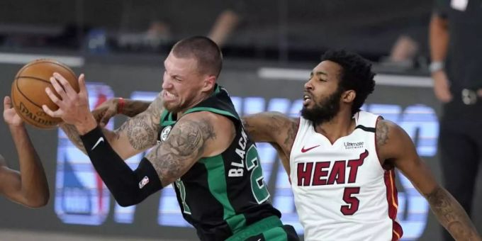Daniel Theis von den Boston Celtics (l) und Derrick Jones Jr. von den Miami Heat kämpfen um den Ball. Foto: Mark J. Terrill/AP/dpa Daniel Theis von den Boston Celtics (l) und Derrick Jones Jr. von den Miami Heat kämpfen um den Ball. Foto: Mark J. Terrill/AP/dpa