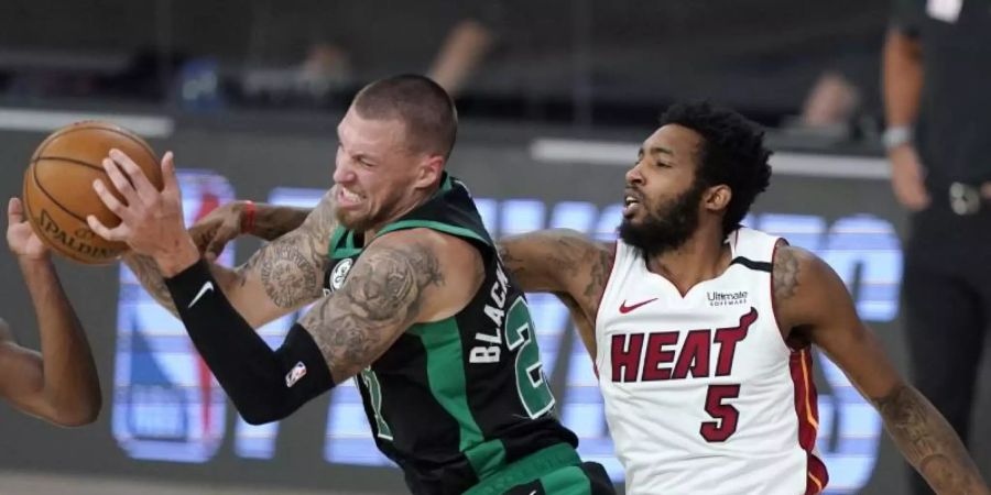 Daniel Theis von den Boston Celtics (l) und Derrick Jones Jr. von den Miami Heat kämpfen um den Ball. Foto: Mark J. Terrill/AP/dpa