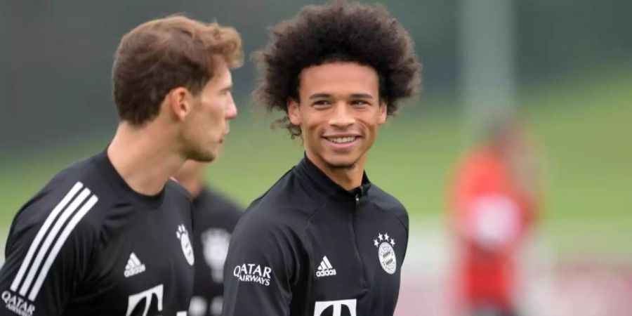 Prominenter Neuzugang beim FC Bayern: Leroy Sané (r). Foto: Tobias Hase/dpa