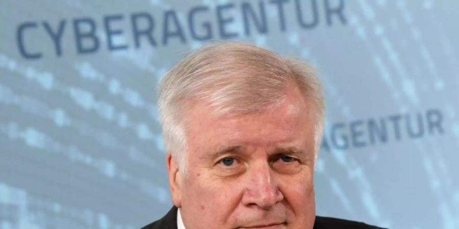 Bundesinnenminister Horst Seehofer bei einer Pressekonferenz zur Gründung der Cyberagentur am Flughafen Leipzig/Halle im Juli 2019. Die neue Agentur wird gemeinsam vom Verteidigungs- und vom Innenministerium getragen. Foto: Hendrik Schmidt/dpa-Zentralbild/dpa