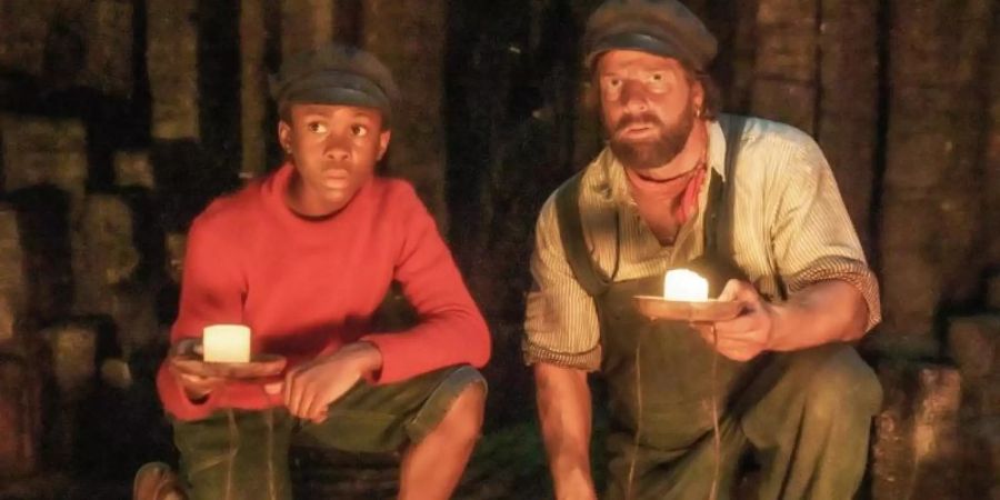 Jim Knopf (Solomon Gordon) und Lokführer Lukas (Henning Baum) müssen sich der wilden Piratenbande «Wilde 13» stellen. Foto: Joe Albas/Warner Bros./dpa