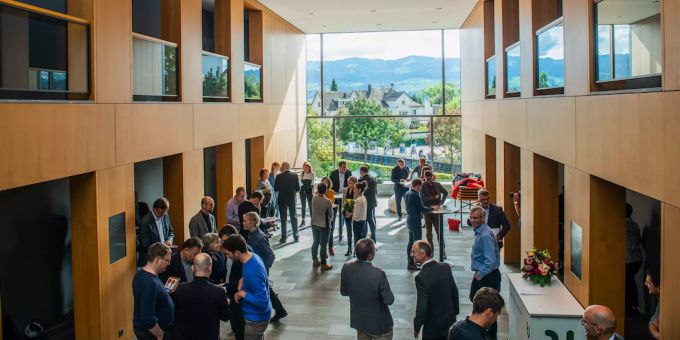 Viel los: Am Sonntag wurden im Stadthaus in Rapperswil-Jona die Wahlresultate verkündet. Wahlresultateverkündigung.