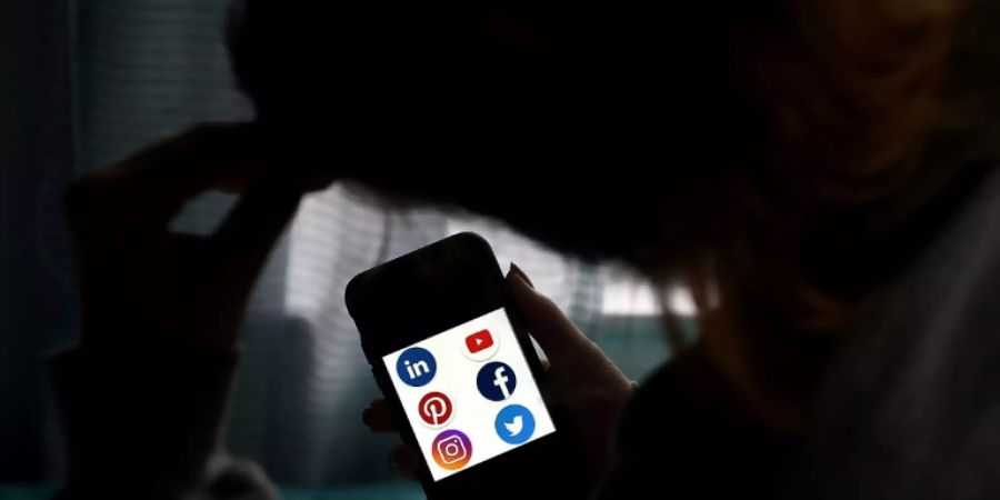 Smartphone mit Apps von Onlinenetzwerken