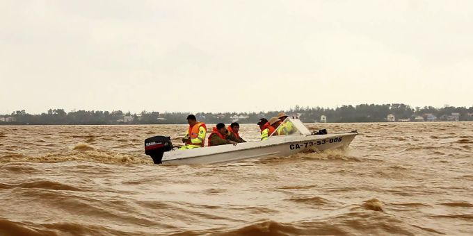 Rettungskräfte fahren mit einem Boot über überflutetes Gebiet in Quang Binh. Foto: Nguyen Van Ty/VNA/AP/dpa Rettungskräfte fahren mit einem Boot über überflutetes Gebiet in Quang Binh. Foto: Nguyen Van Ty/VNA/AP/dpa