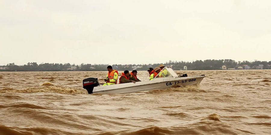 Rettungskräfte fahren mit einem Boot über überflutetes Gebiet in Quang Binh. Foto: Nguyen Van Ty/VNA/AP/dpa