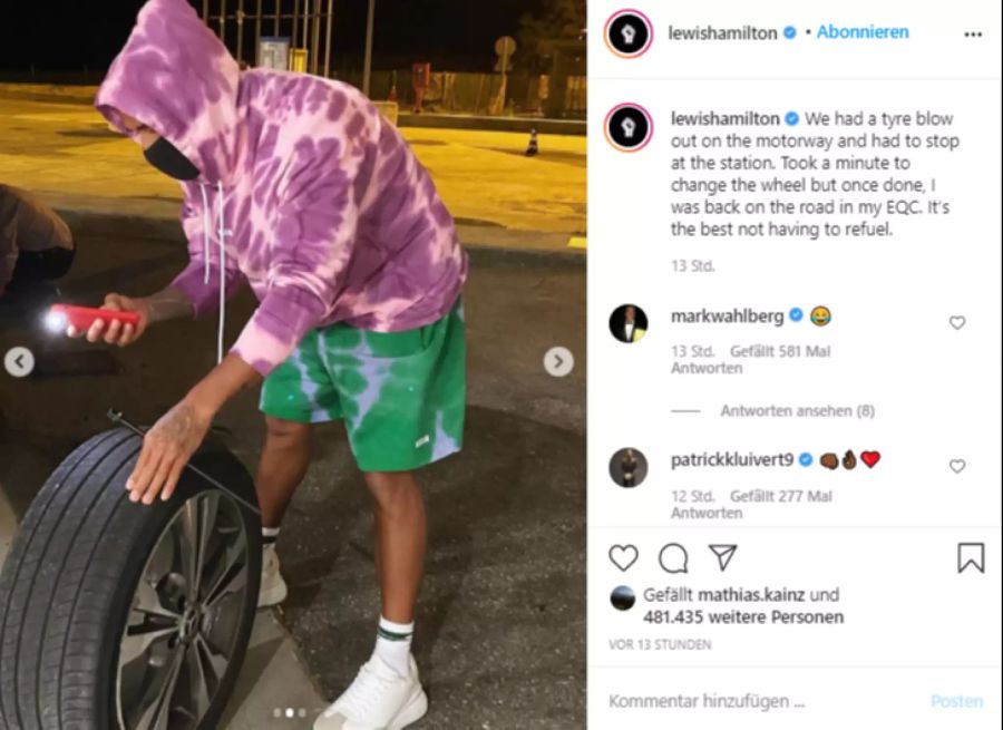 Lewis Hamilton muss seinen Reifen wechseln.