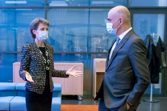 Bundesrat Alain Berset und Bundespräsidentin Simonetta Sommaruga besprechen sich am Rande einer ausserordentlichen Medienkonferenz zu den verschärften Massnahmen aufgrund des Coronavirus. Coronavirus Sommaruga Berset