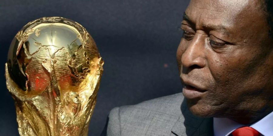 Pelé mit WM-Pokal 2014