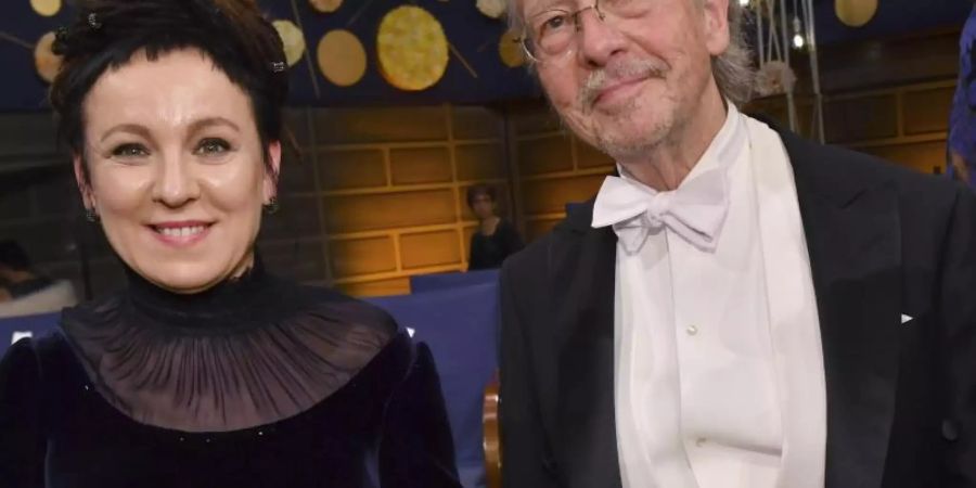 Doppelte Vergabe: Olga Tokarczuk aus Polen (l) und Peter Handke aus Österreich mit ihren Medaillen bei der Nobelpreisverleihung. Foto: Jonas Ekstromer/TT NEWS AGENCY/AP/dpa/Archiv