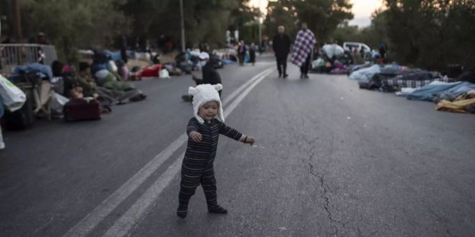 Ein kleiner Junge, zusammen mit anderen Flüchtlingen aus Moria nach der Flucht vor dem Feuer. Moria Lesbos Feuer Spenden