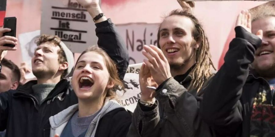 Luisa (Mala Emde, M) engagiert sich im Kampf gegen Nazis. Foto: Alamode Film/dpa
