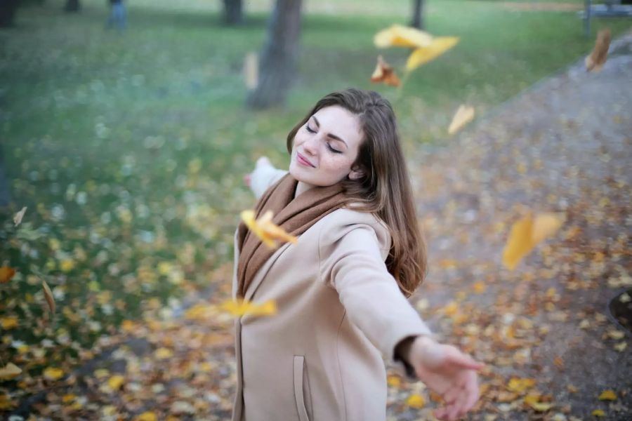 Frau im Herbstmantel