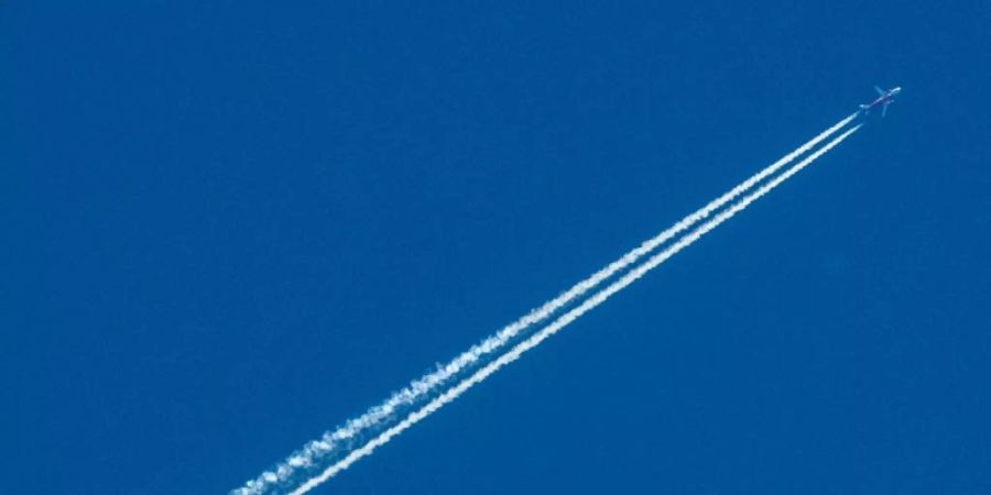 Passagiermaschine am Himmel