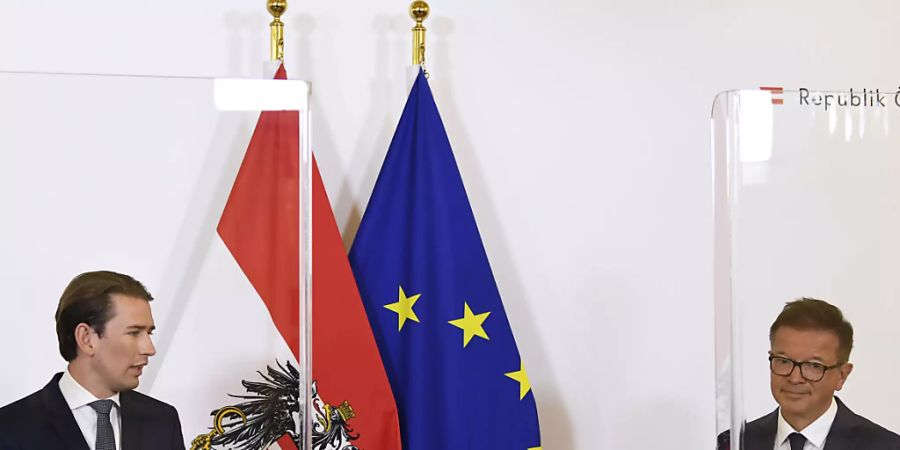 Sebastian Kurz (ÖVP, l), Bundeskanzler von Österreich, und Rudolf Anschober (Grüne), Gesundheitsminister von Österreich, sprechen nach dem Ministerrat im Bundeskanzleramt bei einer Pressekonferenz. Foto: Robert Jaeger/APA/dpa