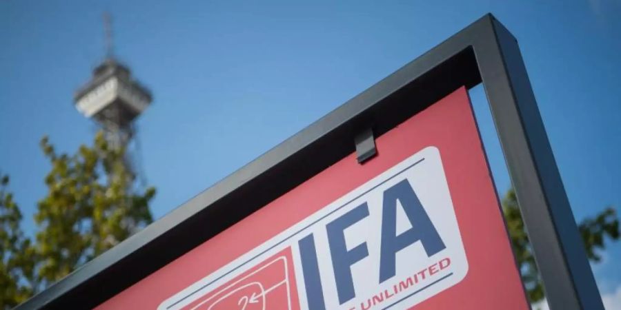 Ein Werbeplakat der Fachmesse für Unterhaltungselektronik und Haushaltsgeräte IFA steht vor dem Berliner Funkturm. Foto: Arne Immanuel Bänsch/dpa