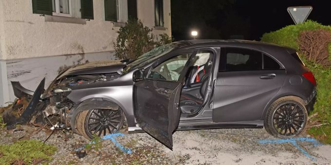 Beim Unfall wurden zwei Personen verletzt. Beim Unfall wurden zwei Personen verletzt