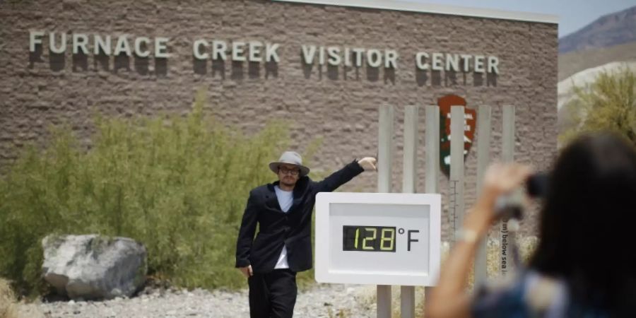 Tourist an Thermometer im Death Valley