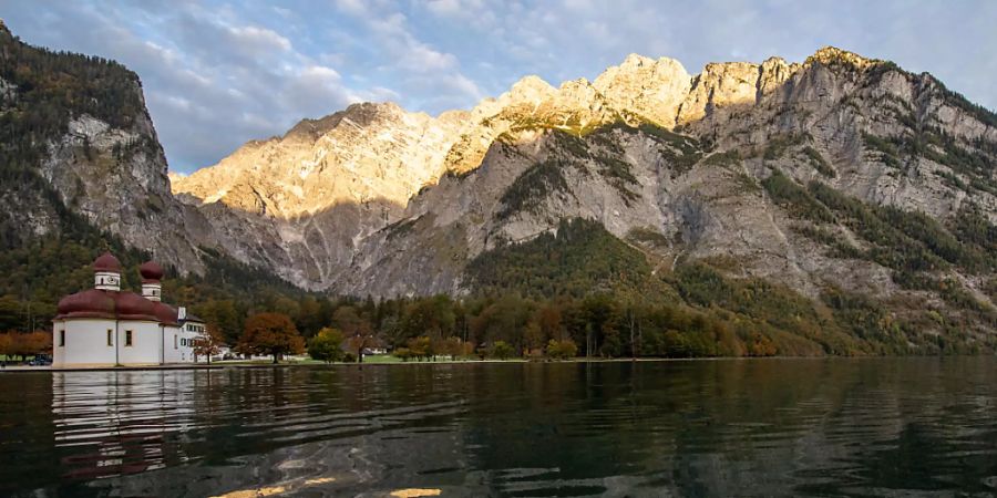 ARCHIV - Der deutsche Nationalpark Berchtesgaden mit Königssee und Watzmann. Im dortigen Landkreis sollen drastische Einschränkungen des öffentlichen Lebens verhängt werden. Foto: Lino Mirgeler/dpa