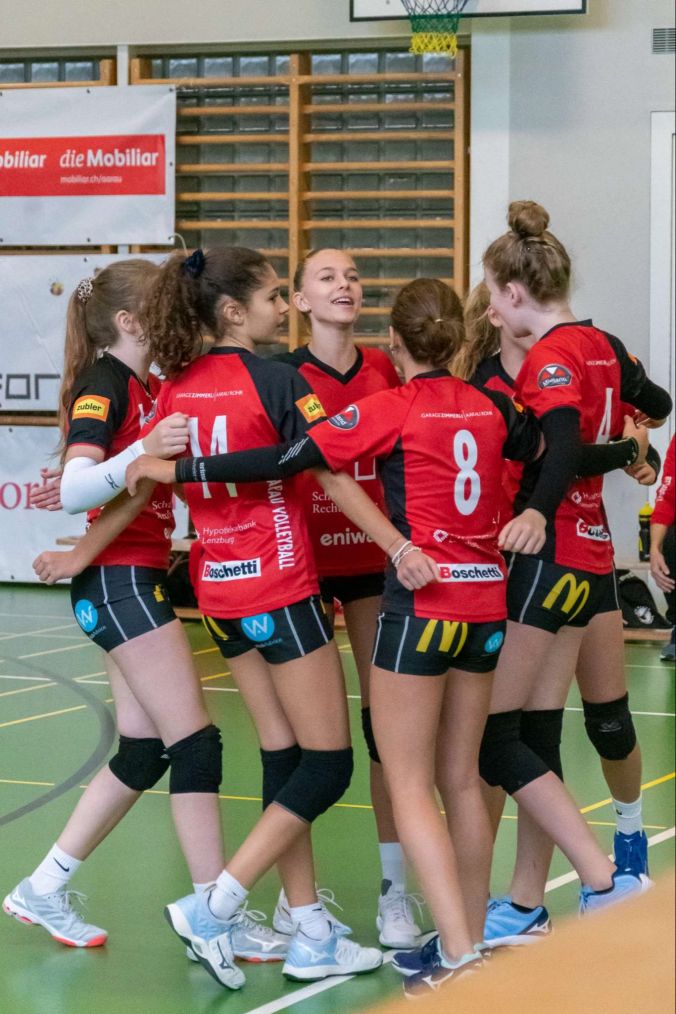 Das Team feiert den Punkt.